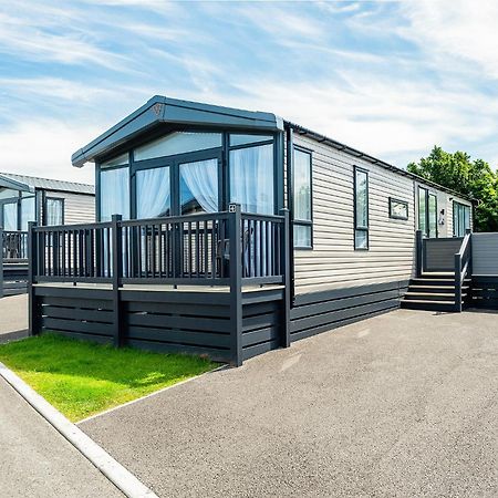 Green Meadows Country Park Hotel Harker Екстериор снимка