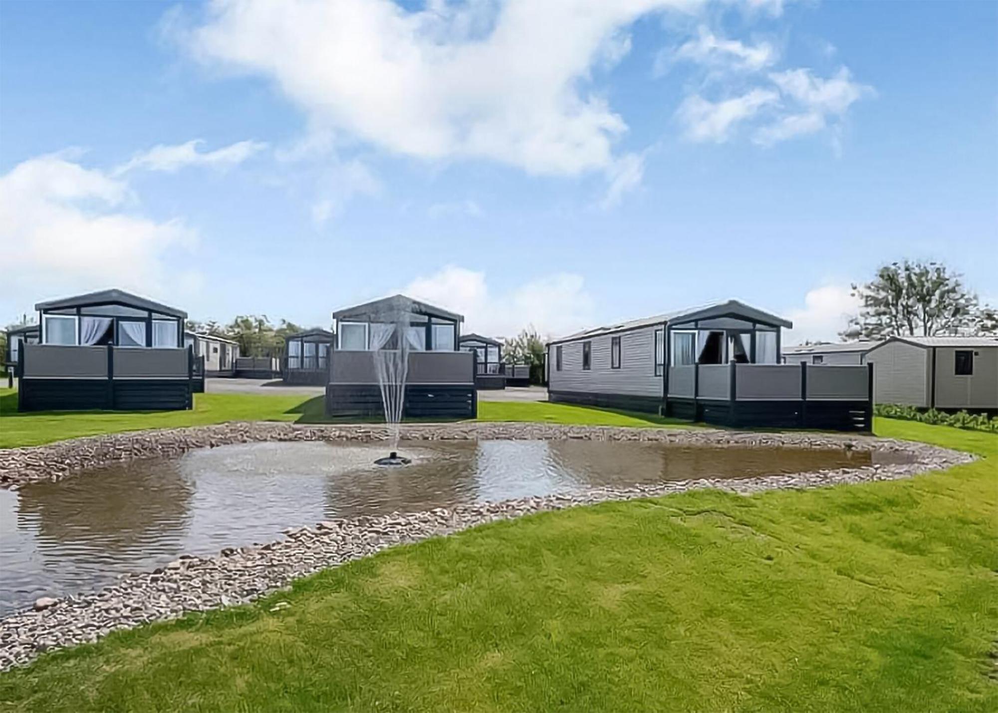 Green Meadows Country Park Hotel Harker Екстериор снимка