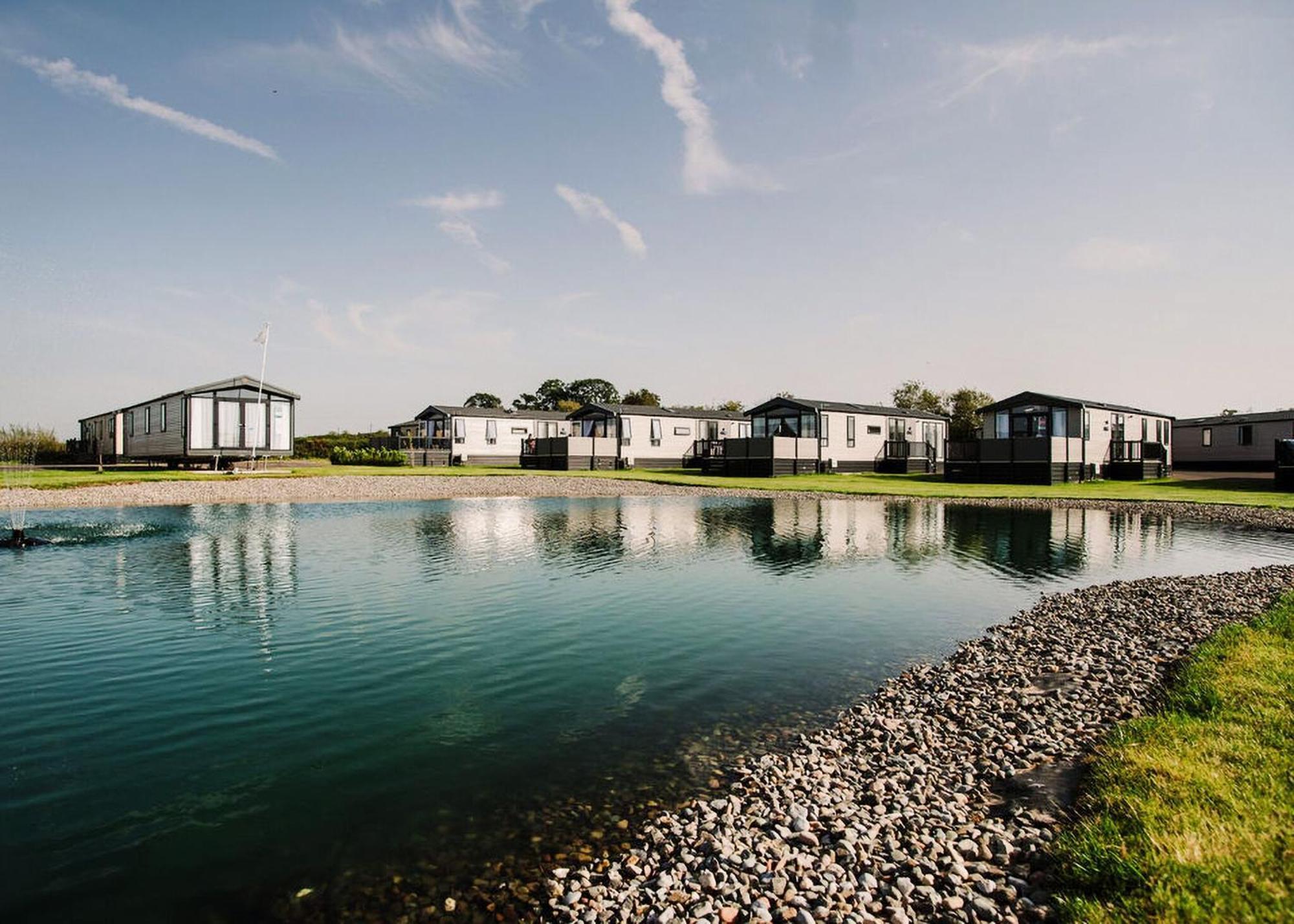 Green Meadows Country Park Hotel Harker Екстериор снимка