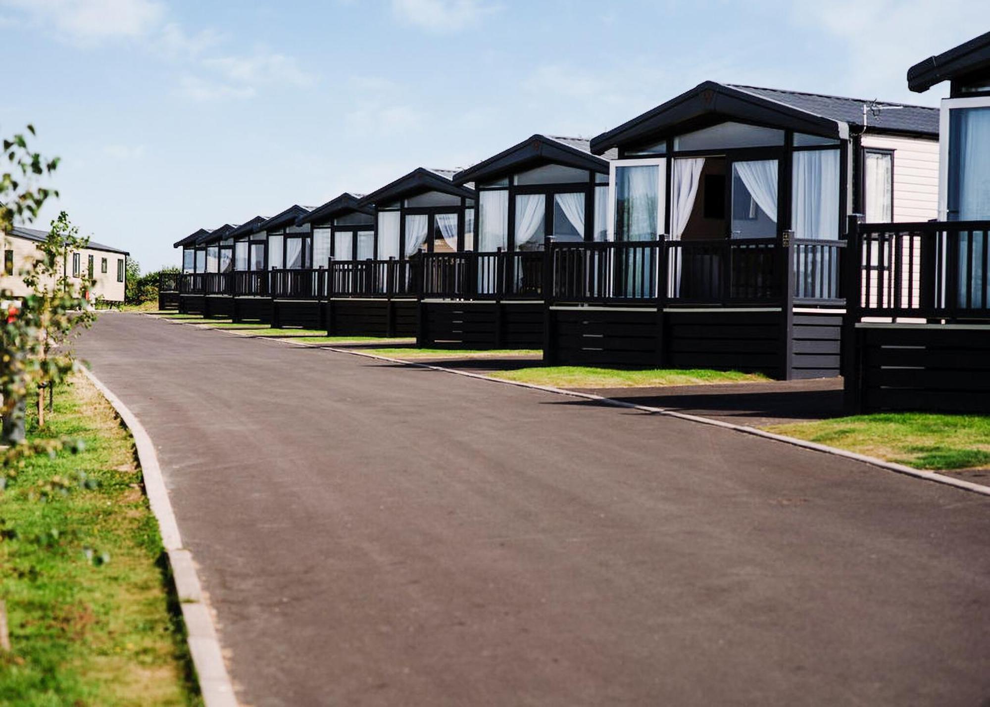 Green Meadows Country Park Hotel Harker Екстериор снимка