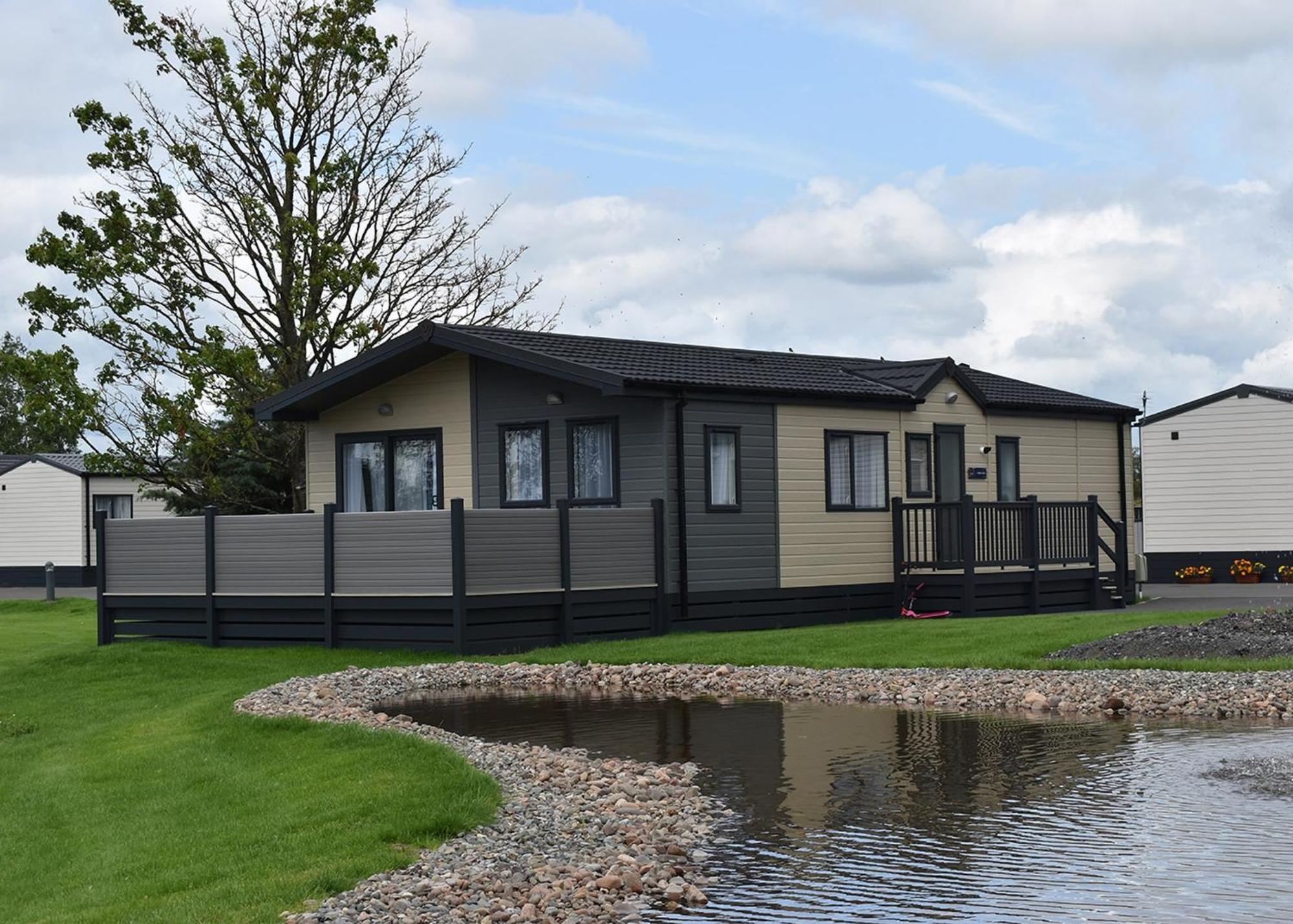 Green Meadows Country Park Hotel Harker Екстериор снимка