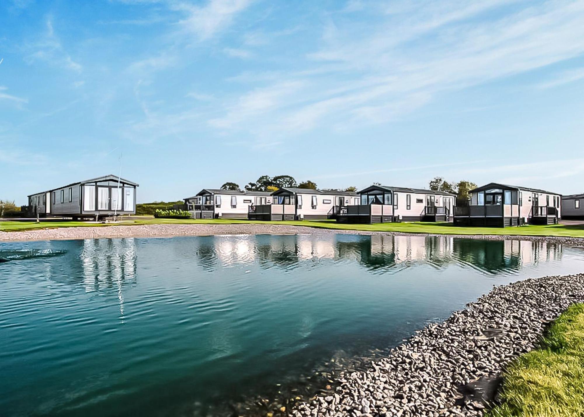 Green Meadows Country Park Hotel Harker Екстериор снимка